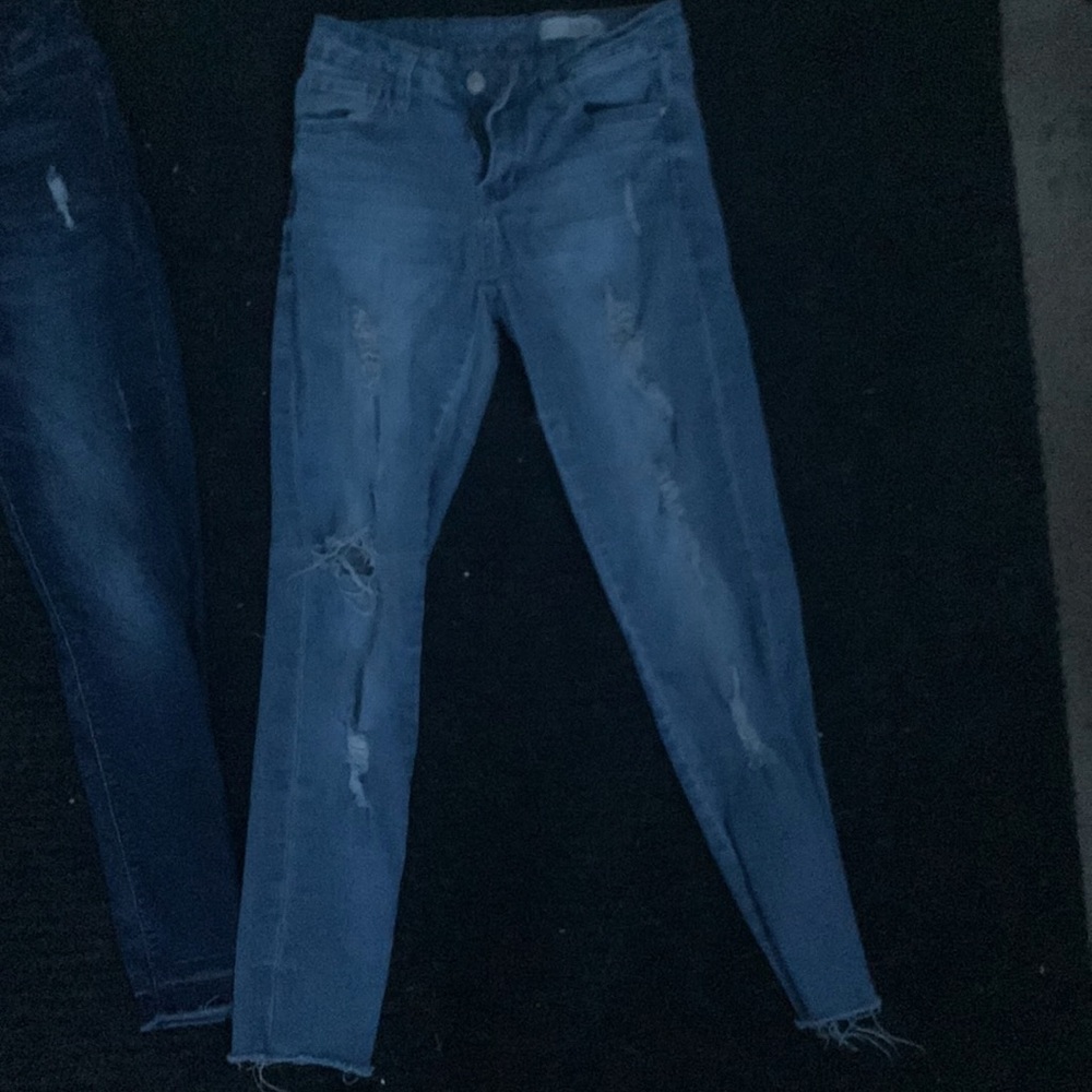 I’m selling these ankle cropped skinny mid-rise and the are size 9